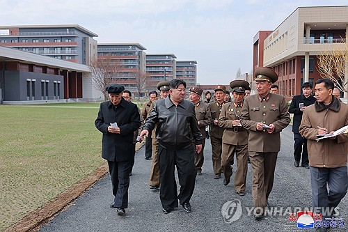 북한 당 중앙간부학교 5월 완공…김정은 건설현장 현지지도