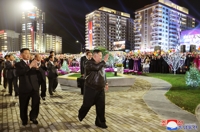Kim Jong-un en una ceremonia de fin de construcción de viviendas