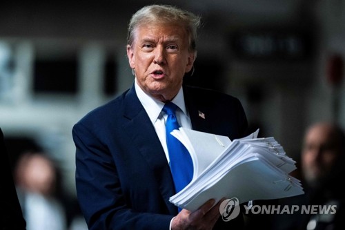 트럼프 "한국은 부국"…주한미군 철수가능 시사하며 방위비 압박