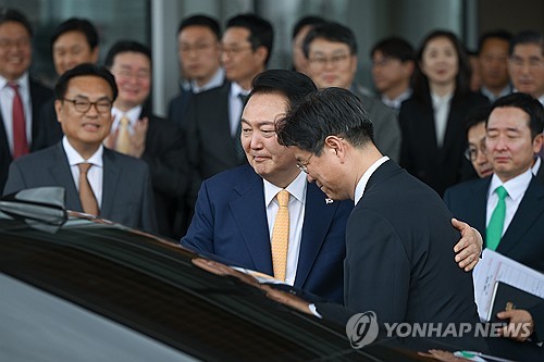 尹대통령 배웅 속 떠난 이관섭 실장…'마이웨이' 울려퍼진 퇴임식