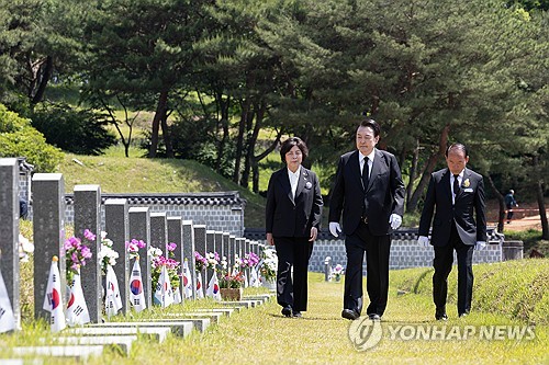 Yoon pays respects at May 18th National Cemetery
