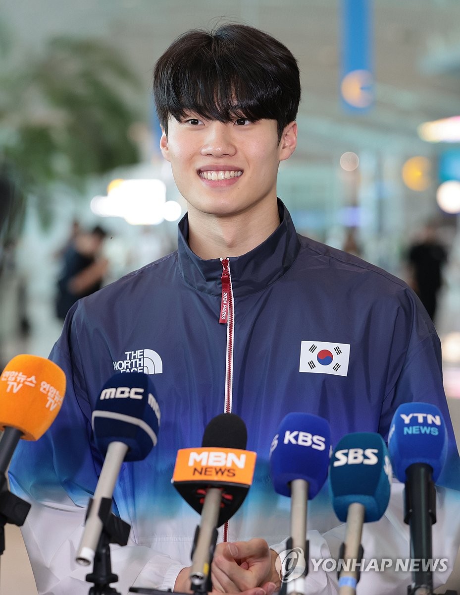 파리 출국 전 인터뷰하는 황선우