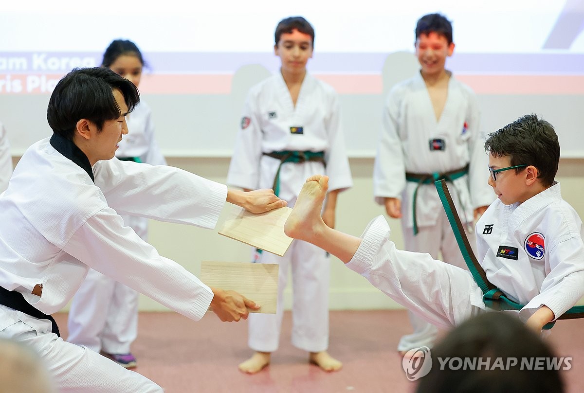 대한민국 대표팀을 환영하는 프랑스 어린이들의 태권도 시범