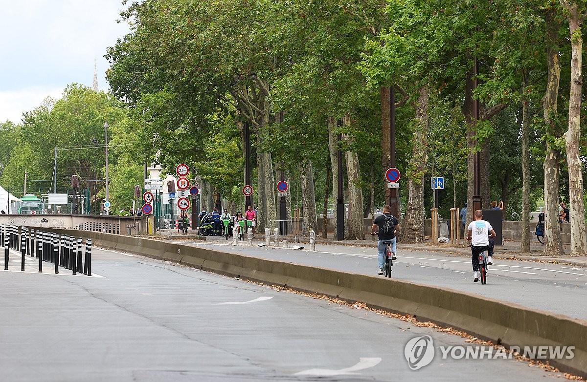 교통 통제로 한산한 센강변