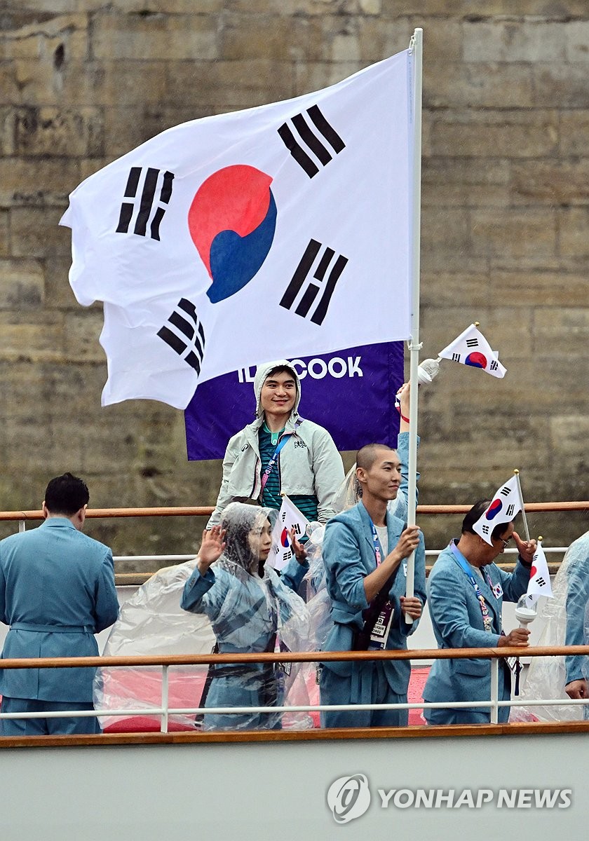 태극기 흔드는 기수 우상혁과 김서영