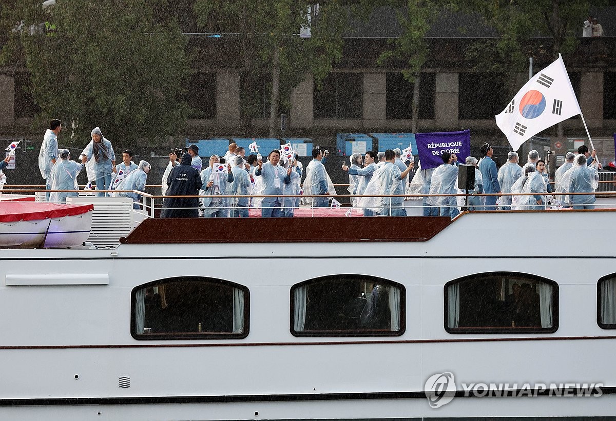 파리 센강의 한국 선수단