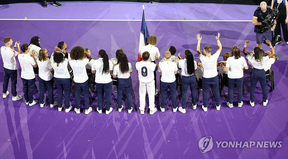 '축제는 아직 끝나지 않았다' 관중에게 인사하는 패럴림픽 선수들