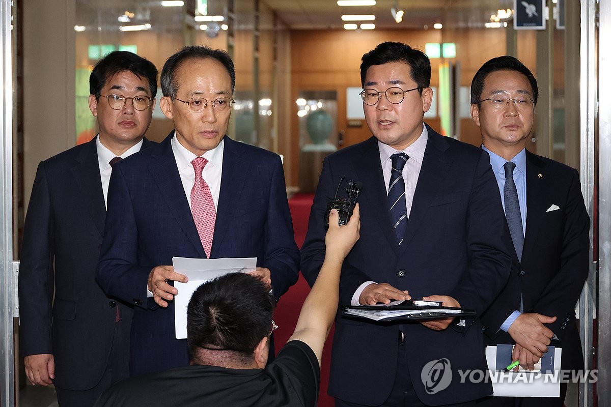 Rep. Choo Kyung-ho (2nd from L), floor leader of the ruling People Power Party, and his main opposition Democratic Party counterpart, Park Chan-dae (2nd from R), speak during a briefing at the National Assembly in Seoul on Sept. 9, 2024. (Yonhap)