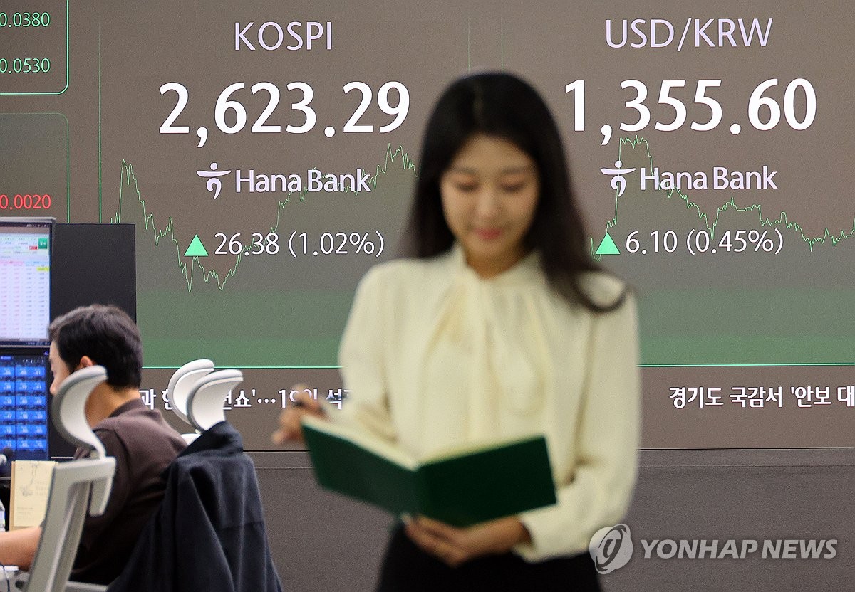 An electronic signboard at a Hana Bank dealing room in Seoul shows the Korea Composite Stock Price Index gained over 1 percent to close at 2,623.29 on Oct. 14, 2024. (Yonhap)
