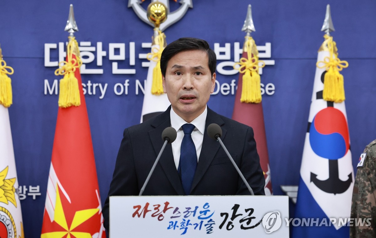 Acting Defense Minister Kim Seon-ho speaks in an emergency press briefing at the defense ministry in Seoul on Dec. 6, 2024. (Yonhap)