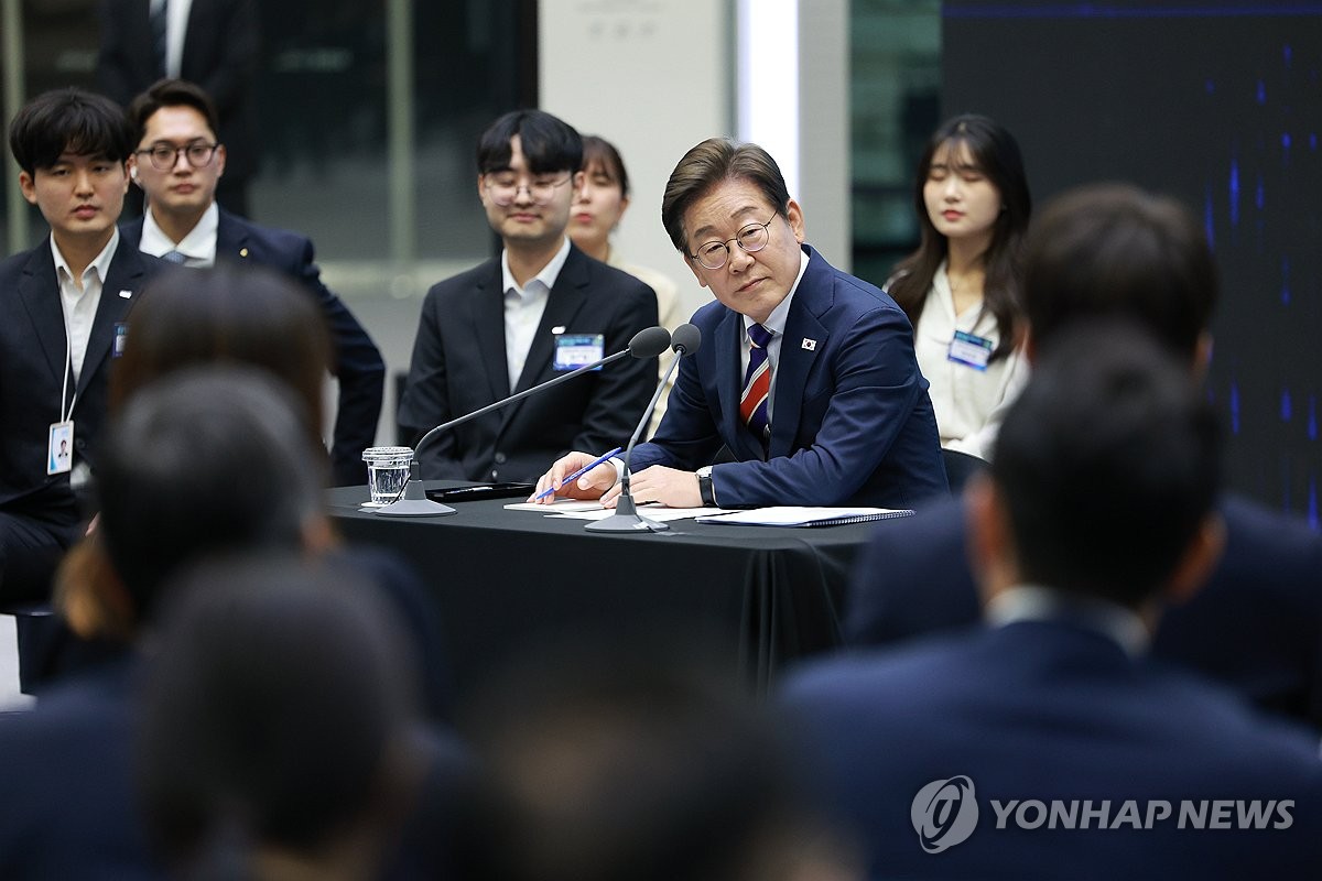 <strong>이재명 대통령, 주식시장 불공정거래 근절 현장 간담회</strong>
<p>이재명 대통령이 11일 서울 영등포구 한국거래소에서 열린 주식시장 불공정거래 근절을 위한 현장 간담회에서 참석자 발언을 경청하고 있다.</p>
<p> </p>
이재명 대통령, 주식시장 불공정거래 근절 현장 간담회