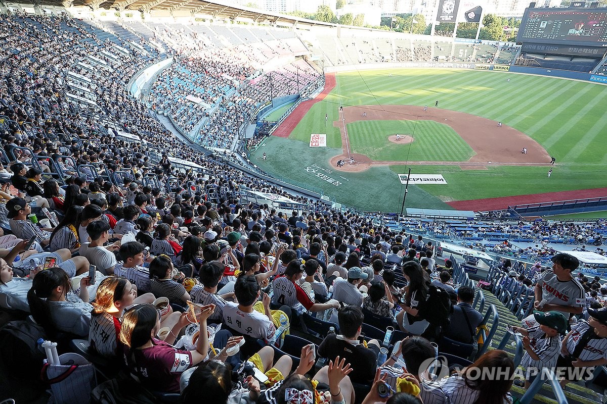 Fans attend a Korea Baseball Organization regular-season game between the home team LG Twins and the Kiwoom Heroes at Jamsil Baseball Stadium in Seoul on July 10, 2025. (Yonhap)