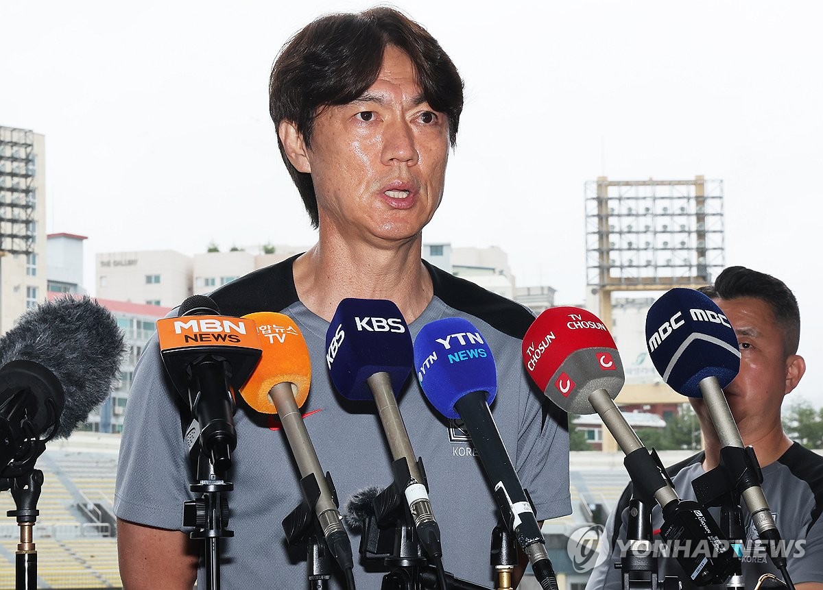 질문에 답하는 홍명보 감독