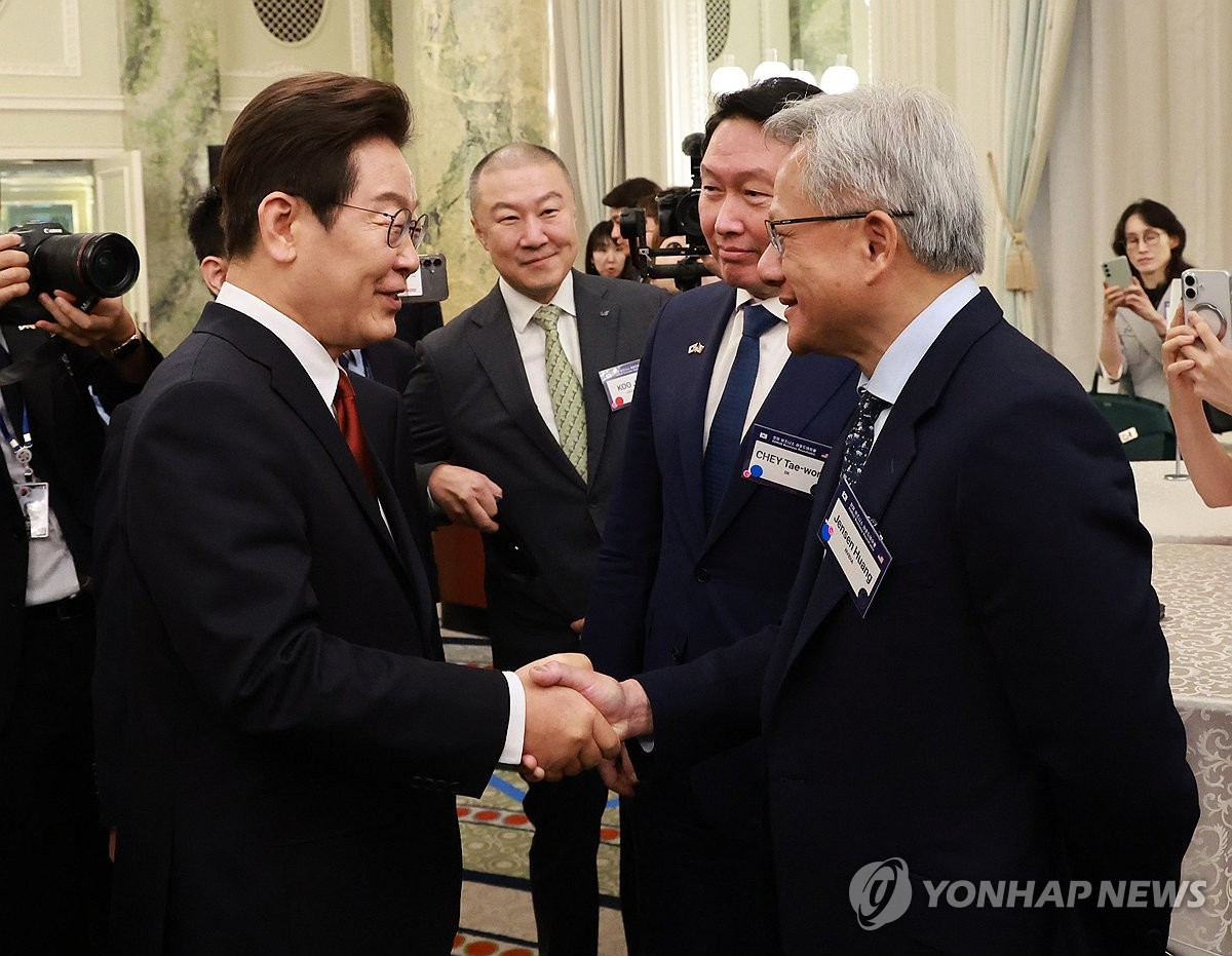 <strong>이재명 대통령, 젠슨 황 엔비디아 최고경영자와 악수</strong>
<p>이재명 대통령이 25일(현지시간) 미국 워싱턴DC 윌라드 호텔에서 열린 한미 비즈니스 라운드 테이블에서 젠슨 황 엔비디아 최고경영자와 악수하고 있다.</p>
이재명 대통령, 젠슨 황 엔비디아 최고경영자와 악수