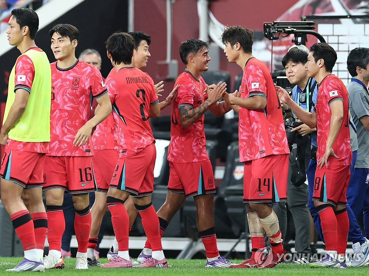 축하 받는 옌스 카스트로프