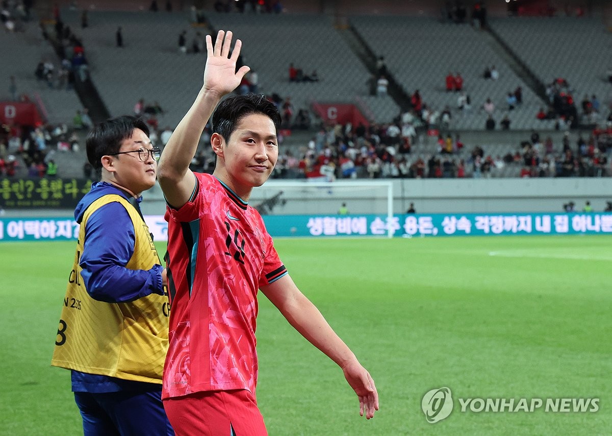 이강인의 미소 인사