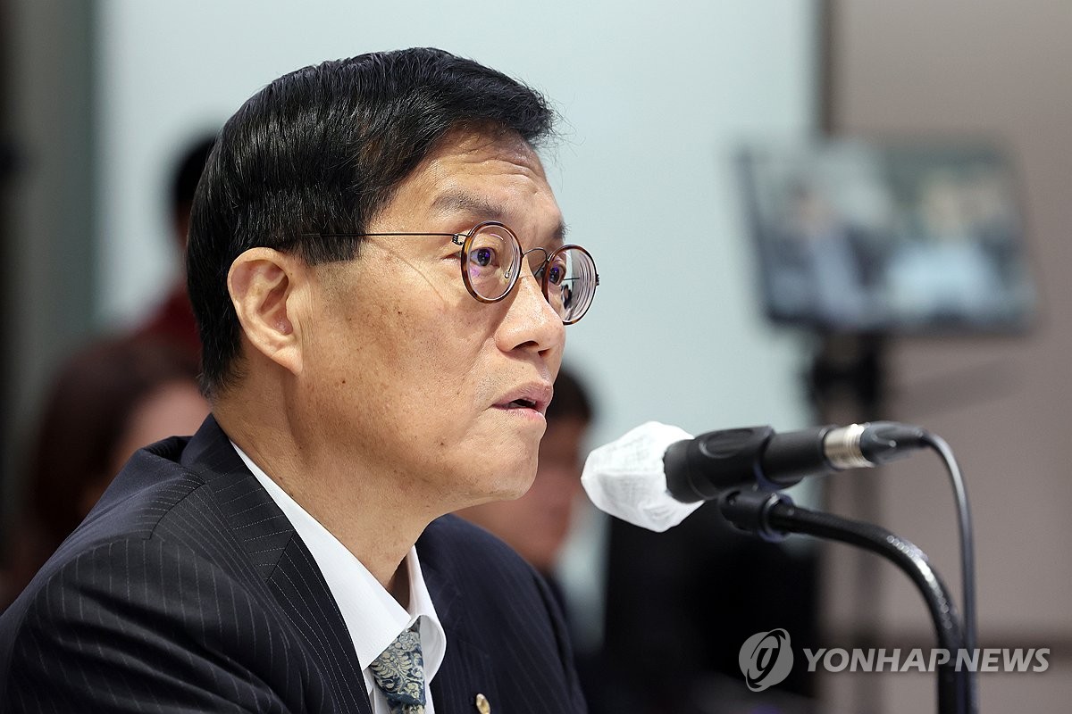 의원 질의에 답하는 이창용 한은 총재