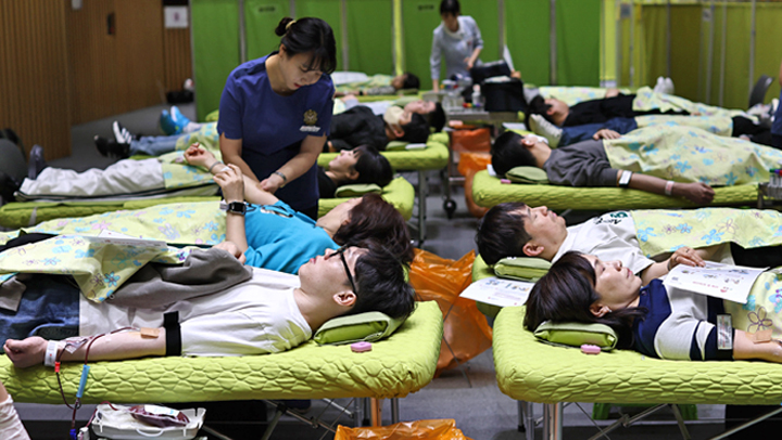'사랑의 헌혈'…헌혈하는 서울시청 관계자들