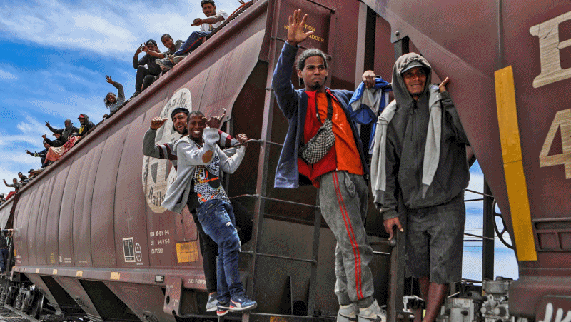 '새로운 터전으로'…미국행 멕시코 화물기차에 몸 실은 이주자들