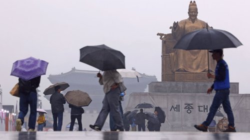 >'쌀쌀한 날씨'…광화문 우산 쓴 시민들 