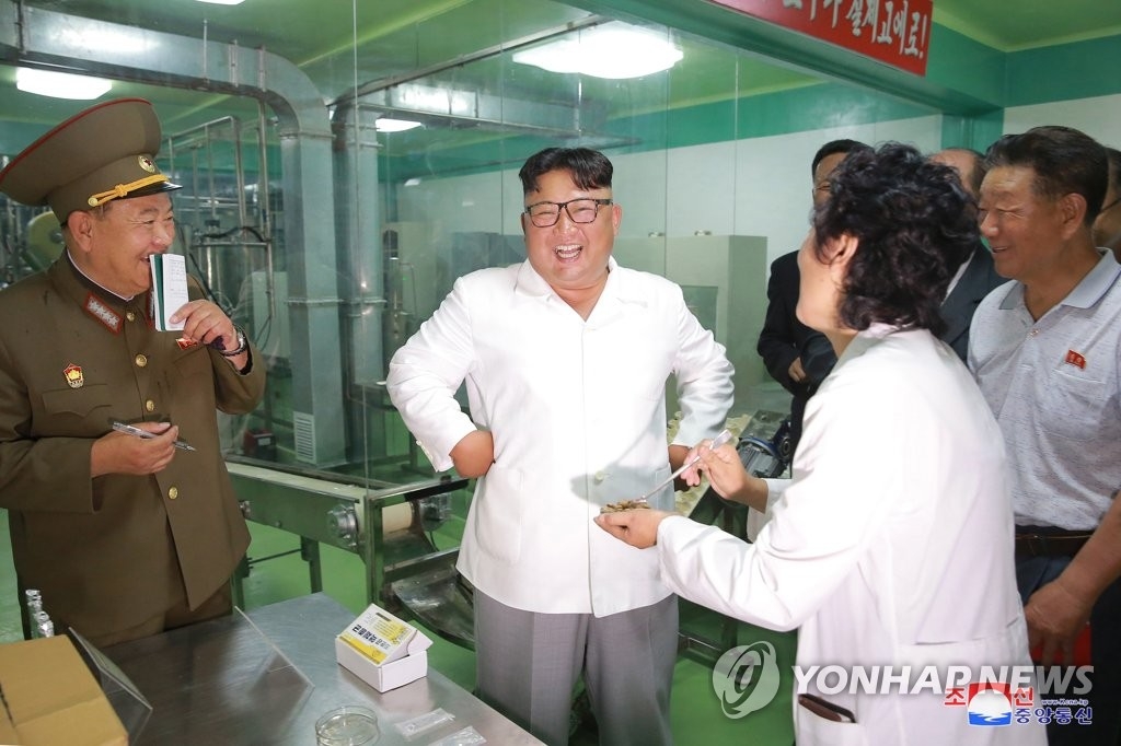 كيم جونغ-أون يتفقد مصنعا لإنتاج المواد الغذائية للجيش