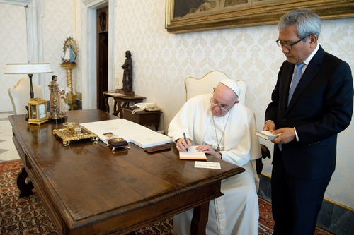 البابا فرنسيس والسفير الكوري الجنوبي لدى الفاتيكان لي بايك مان في يوم 23 أكتوبر