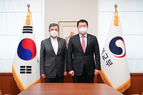 النائب الأول لوزير خارجية كوريا والسفير الإيراني لدى سيئول يناقشان القضايا العالقة بين البلدين - 1