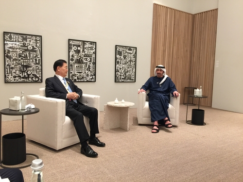 وزير الخارجية الكوري الجنوبي يعقد اجتماعا مع نظيره الإماراتي في دبي