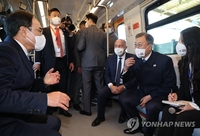 الرئيس مون يزور مرآب عربات المترو الجديدة الكورية الواردة للخط الثالث لمترو الأنفاق بالقاهرة