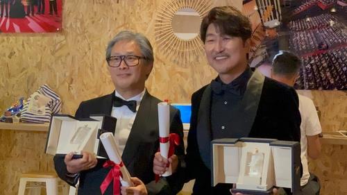 «بارك تشان-ووك» يحصل على جائزة أفضل مخرج و«سونغ كانغ-هو» يفوز بجائزة أفضل ممثل في مهرجان «كان» السينمائي - 5