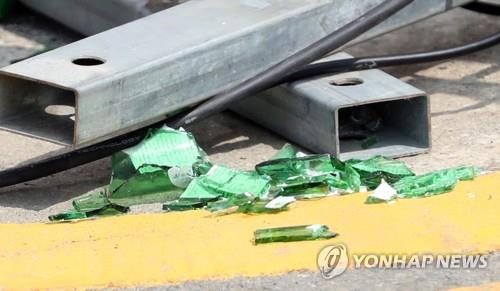 الحكم على رجل بالسجن لمدة عام لإلقائه زجاجة سوجو على الرئيسة السابقة - 2