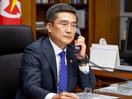 وزير الدفاع السابق سوه ووك يخضع للاستجواب في قضية مقتل مسؤول مصايد الأسماك