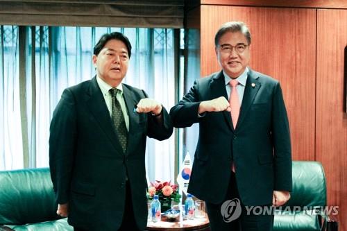 وزيرا خارجية كوريا واليابان ينددان بالإطلاق الصاروخي الكوري الشمالي