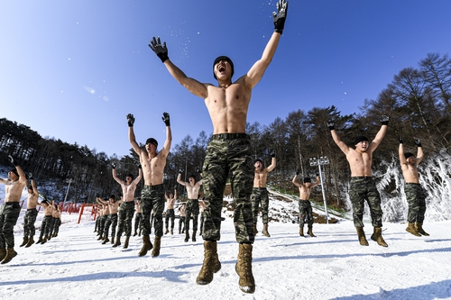 قوات مشاة البحرية في كوريا الجنوبية تجري تدريبات في الطقس البارد لشحذ الاستعداد القتالي