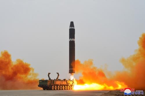 الولايات المتحدة تفرض عقوبات جديدة على 3 شركات وشخصين في كوريا الشمالية بعد أسبوعين من إطلاق الشمال ICBM - 1