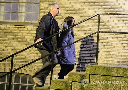 1月2日，在丹麦奥尔堡法院，郑某（右）到庭接受延长监禁必要性审查后，重回监禁地。（韩联社/美联社）