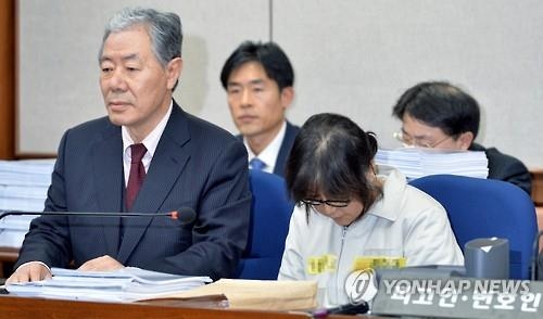 1月5日，崔顺实（右）和李炅在律师出席亲信门首次庭审。（韩联社）