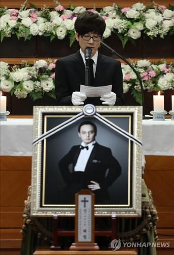 Pop singer Shin Hae-chul remembered at star-studded funeral