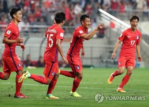South Korean national football team players celebrate after they scored against China in their 2018 FIFA World Cup final round Asian qualifying match at Seoul World Cup Stadium in Seoul on Sept. 1, 2016. (Yonhap) 