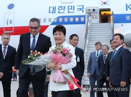 President Park Geun-hye is escorted by a Russian official upon her arrival at an international airport in Russia's Far East port city of Vladivostok on Sept. 2, 2016. (Yonhap)