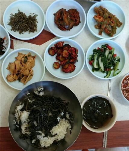 This picture shows gondeurae bab and various side dishes at the Golmal Shikdang eatery near Hwanseon Cave in Samcheok on Aug. 23, 2016. (Yonhap)