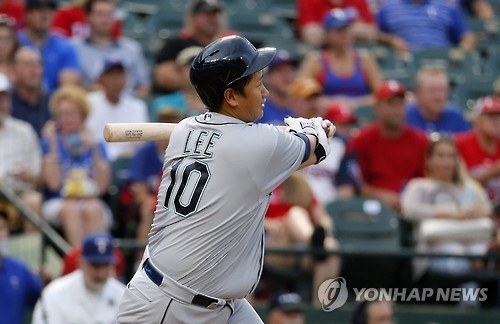 In this Associated Press photo taken on Aug. 30, 2016, Lee Dae-ho of the Seattle Mariners hits a double off Cole Hamels of the Texas Rangers in Arlington, Texas. (Yonhap)