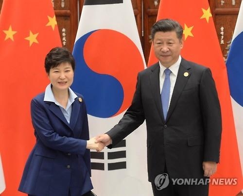This photo, taken on Sept. 5, 2016, shows President Park Geun-hye (L) shaking hands with Chinese President Xi Jinping before their summit on the sidelines of the gathering of the Group of 20 leading economies in Hangzhou, eastern China. (Yonhap)