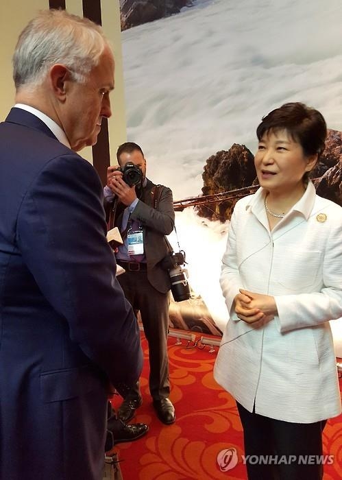 President Park Geun-hye (R) talks with Australian Prime Minister Malcolm Turnbull on the sidelines of the East Asia Summit, a regional strategic forum, in the Laotian capital of Vientiane on Sept. 8, 2016 in this photo provided by South Korea's presidential office Cheong Wa Dae. (Yonhap) 