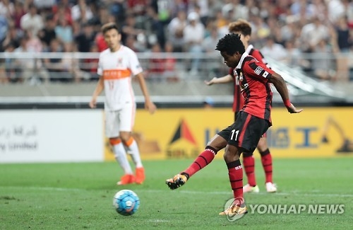 In this file photo taken on Aug. 24, 2016, FC Seoul striker Carlos Adriano shoots during the first leg of the Asian Football Champions League quarterfinals against Shandong Luneng at Seoul World Cup Stadium in Seoul. (Yonhap)