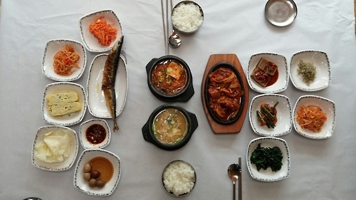 This photo, taken on Sept. 20, 2016, shows a meal at the Joseongak in Gunsan. (Yonhap)