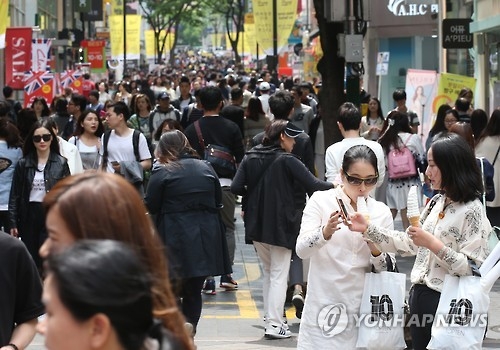 Myeongdong, a shopping district in downtown Seoul, is crowded with shoppers during a holiday season on May 1, 2016. (Yonhap)