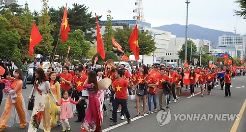 This Yonhap file photo, taken on Oct. 4, 2015, shows a parade of migrants in their traditional constumes on the central street of South Korea's southeastern city of Changwon at the 10th Migrants' Arirang Multicultural Festival (MAMF). (Yonhap) 