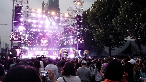 K-pop stars pump up crowd in Gangnam