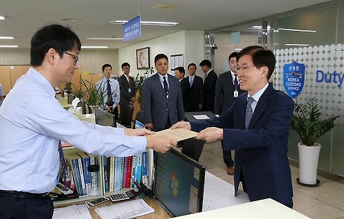 Lee Dong-ho, the chief of Hyundai Department Store, submits an application for a duty-free license at the Korea Customs Service's Seoul branch on Oct. 4, 2016. (Yonhap)
